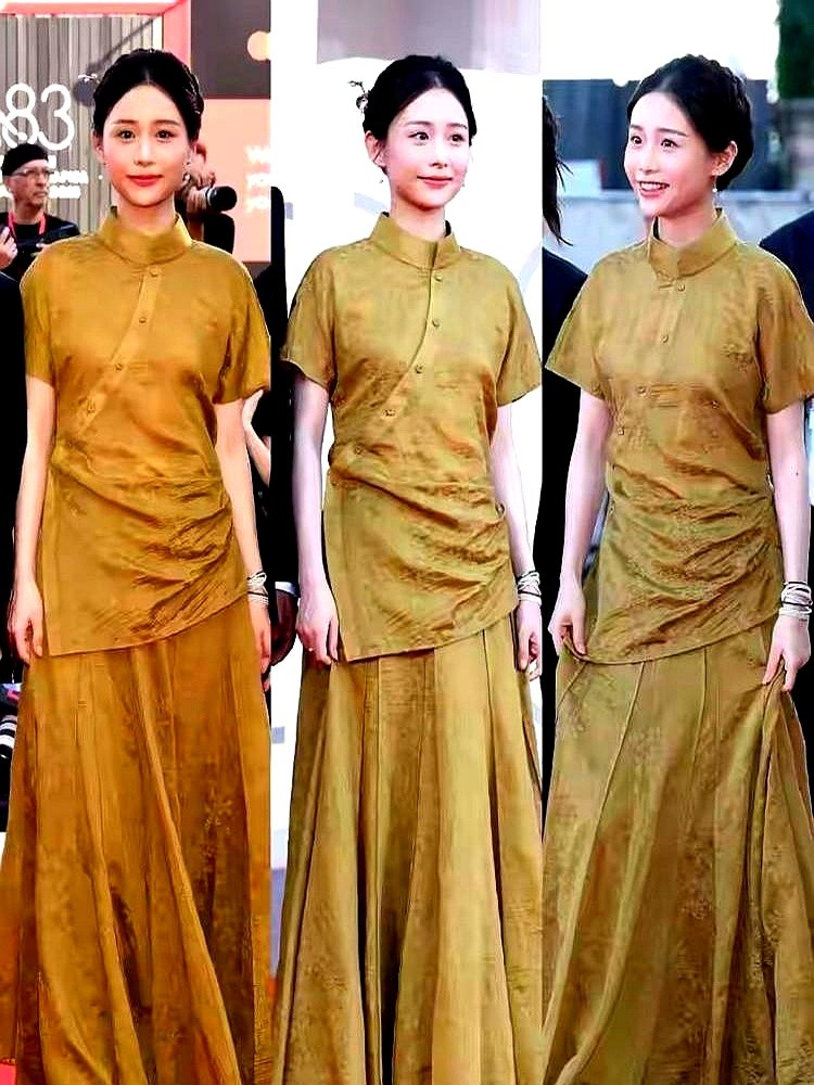 穿件大牌西装就被骂向资本低头，威尼斯红毯上的这一幕，扯下了多少人的遮羞布。

面对长枪短炮，素人搭档王晓慧抖得说不出话。李思潼一把攥住她的手，十指紧扣，顺势把话筒揽到自己嘴边说她今天特别棒。

就在几小时前，网友还在键盘上敲打，嫌她穿名牌丢了质朴。可到了合影环节，这个被骂变了的人，却闷头往边缘退，硬