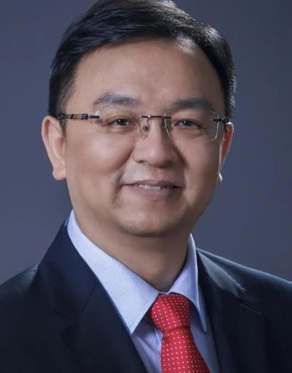 比亚迪总裁王传福15岁时，父母已相继离世。家中只剩下刚成年的哥哥、新婚不久的嫂子张秀菊，和正读高中的他。当学费成为无法逾越的大山时，嫂子翻遍全家也凑不出钱。看着手足无措的小叔子，她转身拿出了自己压箱底的嫁妆——一对银耳环和一只银手镯。

她独自走了十几里山路，将其当掉换回救命钱。回家后，她把钱硬塞给