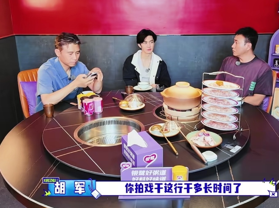 胡军不理解李乃文为什么要说陈哲远三十七了，李乃文一瞬间让胡军想找个地缝钻进去了，李乃文：“已经三十七了。”胡军：“人家说刚三十，不到三十。”李乃文：“我说的是十一点三十七了。”
胡军这是听岔了，李乃文说的是时间，胡军听成了年龄，两个人各说各的，最后胡军还想纠正李乃文。
李乃文也是情绪稳定，虽然他知道