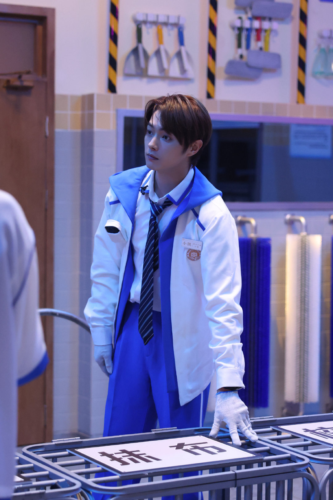 #许凯[超话]# 
8班在读生续课啦📚
今日12:00 #密室大逃脱# 探险继续☝️ ​