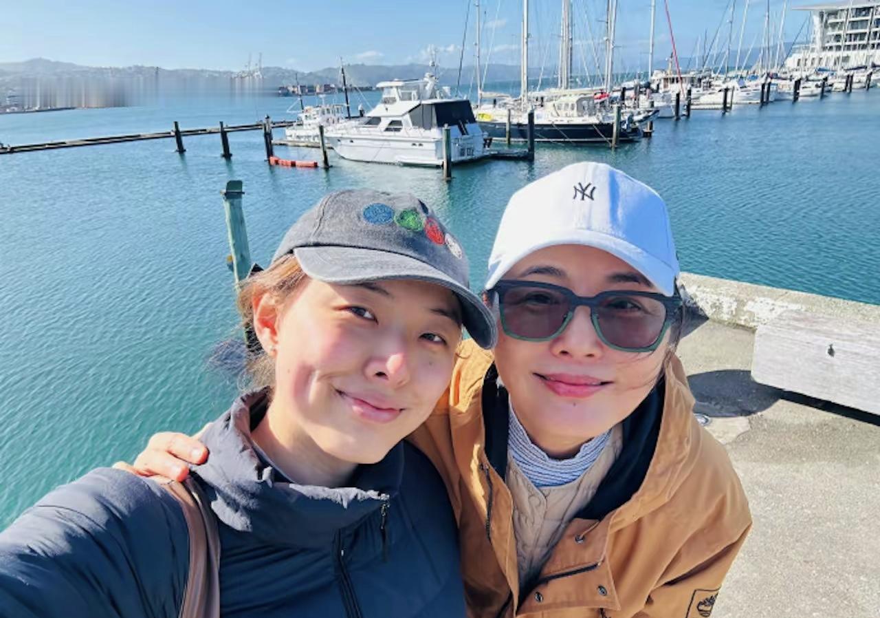 张耕梦的心态很好，父母离婚了，她跟妈妈张延在新西兰合影，也是开心的笑，不因为自己如今是单亲家庭中的孩子，就忧愁。很多子女，其实对父母的离婚，是不允许的， 不希望自己只有一个爸爸，只有一个妈妈。
张锦程跟张延离婚了，女儿张耕梦也知道，大家以为张耕梦估计不开心，好好的幸福一家，如今散了。可是中秋节，张延