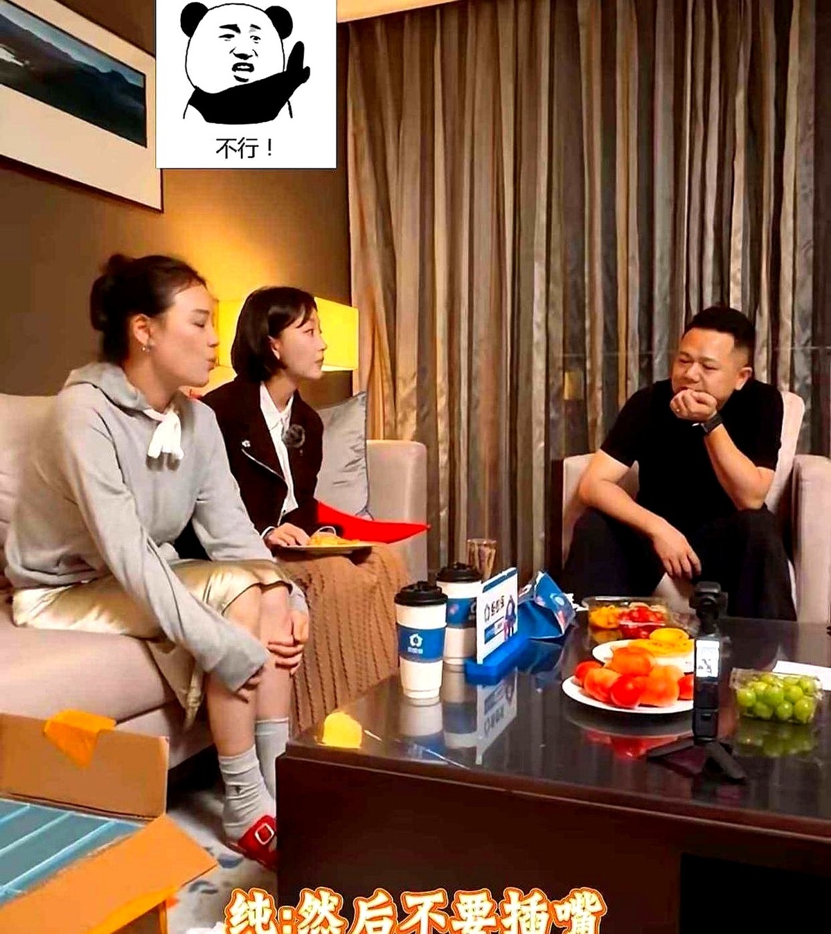 周冬雨录新综艺，最紧张的居然是马思纯。

今年芒果台搞《花儿与少年》第八季，周冬雨去当四姐。这节目偶数季向来容易惹争议，同行的还有吴君如、殷桃、林依晨、邓为等一众大咖。

马思纯作为上过第七季的过来人，直接跑到现场给周冬雨开小灶。她反复叮嘱：别人说话千万别插嘴，拒绝人要说原因，别光说不行。

周冬雨