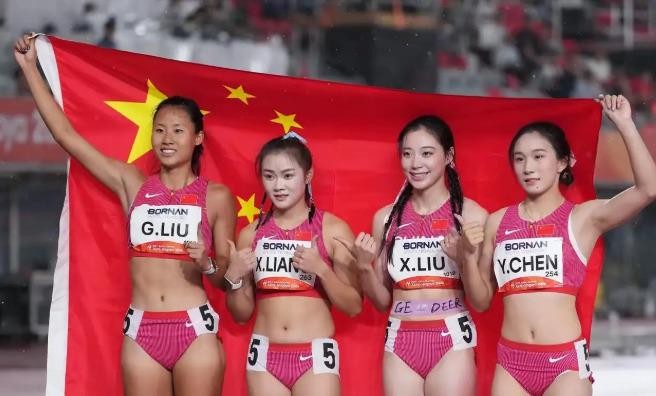 名古屋亚运女子接力决赛，刘峡君肚子上那条印着GEDEER的贴布，比金牌更戳人。葛曼棋百米预赛拉伤坐轮椅，四天后的接力决赛只能换人，20岁的刘峡君临时顶上。42秒96，中国队卫冕。贴布上那串字母，网友拆成“葛”加“鹿”，说是队友对葛曼棋“葛小鹿”的昵称。官方没认领，刘峡君也没解释，可能只是肌贴牌子。但