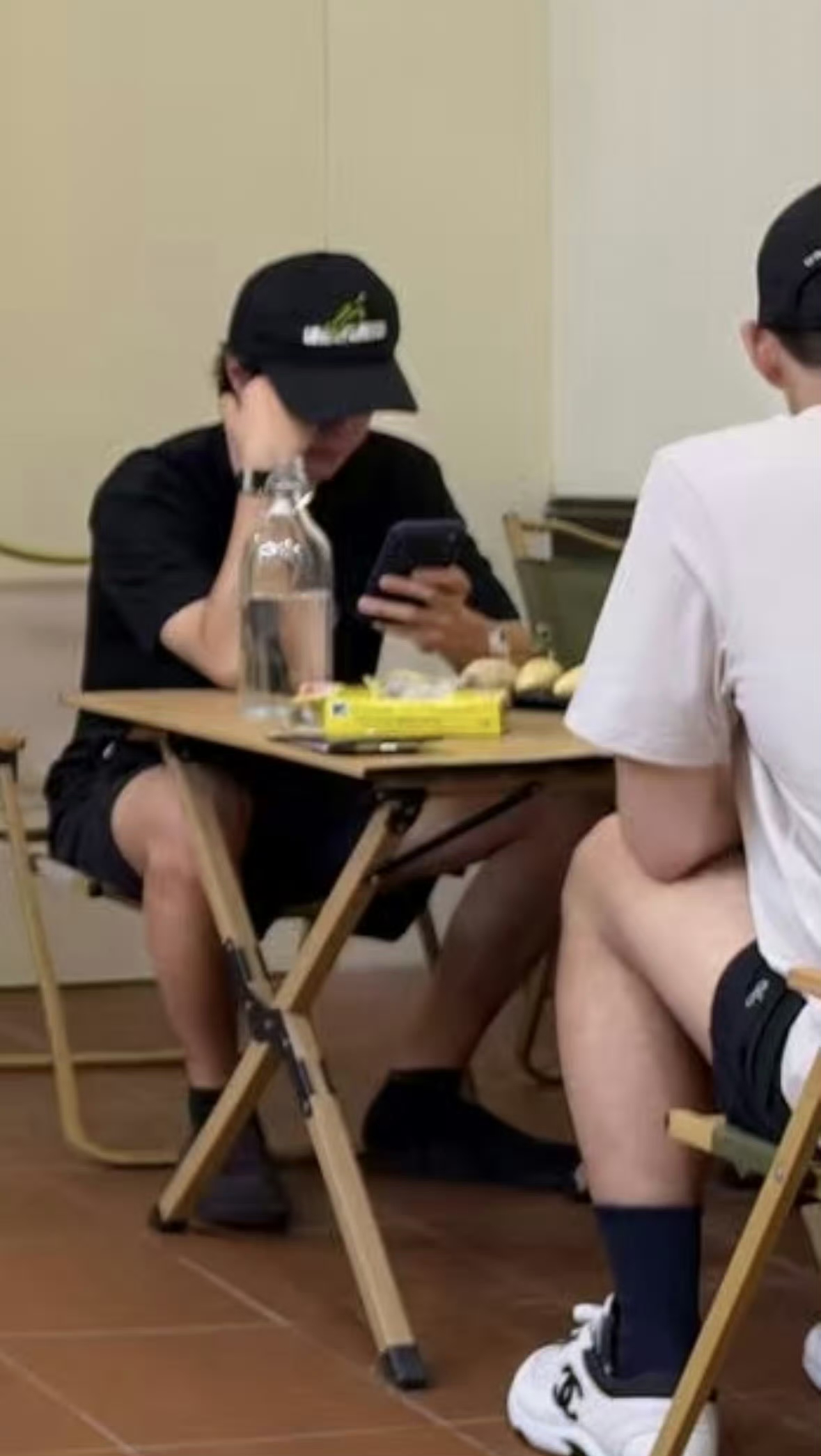 又一个被偶遇的路透，看来王一博在马来西亚和队友们没少在外面逛呀，这一趟大马之旅还真是轻松又自在。

而且对面的队友居然穿的是香奈儿的鞋子，alo的裤子，都是王一博的代言。话说这是不是王一博给uno车队的人都送了呢？

一下子就联想到在这就是街舞的时候，王一博没少给一波王炸的队友们送礼物，出手特别大方