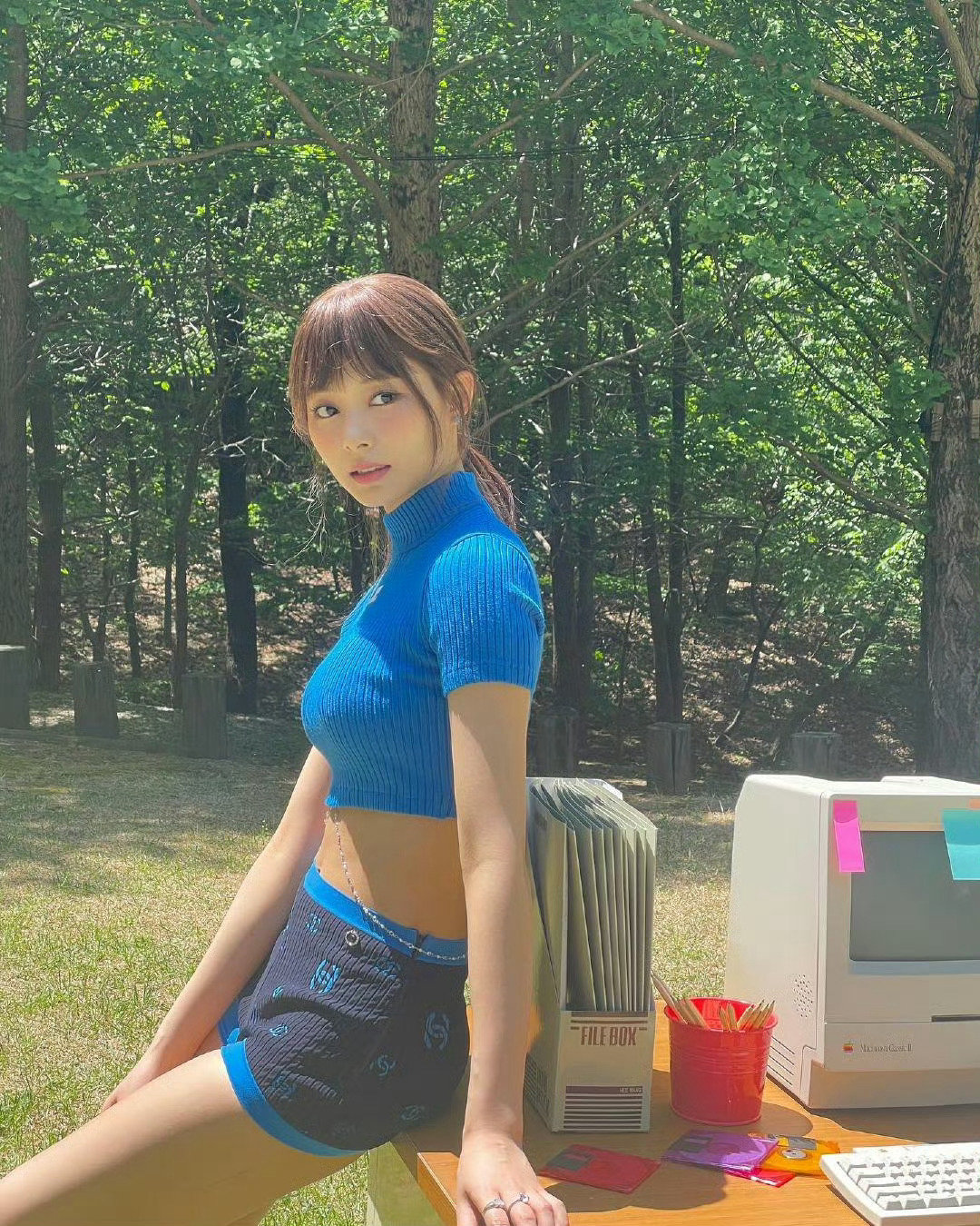 #周子瑜[超话]# 💙#周子瑜# 💙#周子瑜担任aaa颁奖礼mc# 

放下繁杂琐事，出门走走，感受晚风，原来平静本身就是一种幸福。 ​