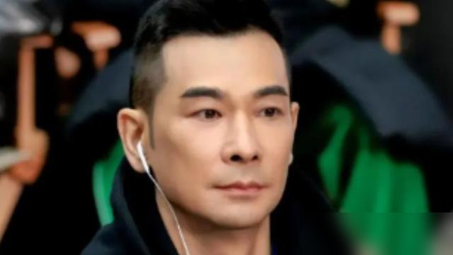 赵文卓当年在片场跟甄子丹撕破脸，直接罢拍走人。剧组说他耍大牌，他反手甩出一句“有人改我剧本，把我的打戏全删了”。两边隔空对骂，港圈几乎一边倒站甄子丹。赵文卓放话：“我就算不混这行，也要把真相说出来。”后来他确实沉寂了好几年，没大制作找，只能拍网大。去年一部《生死危机》，他演特警教官，硬是干到网络电影