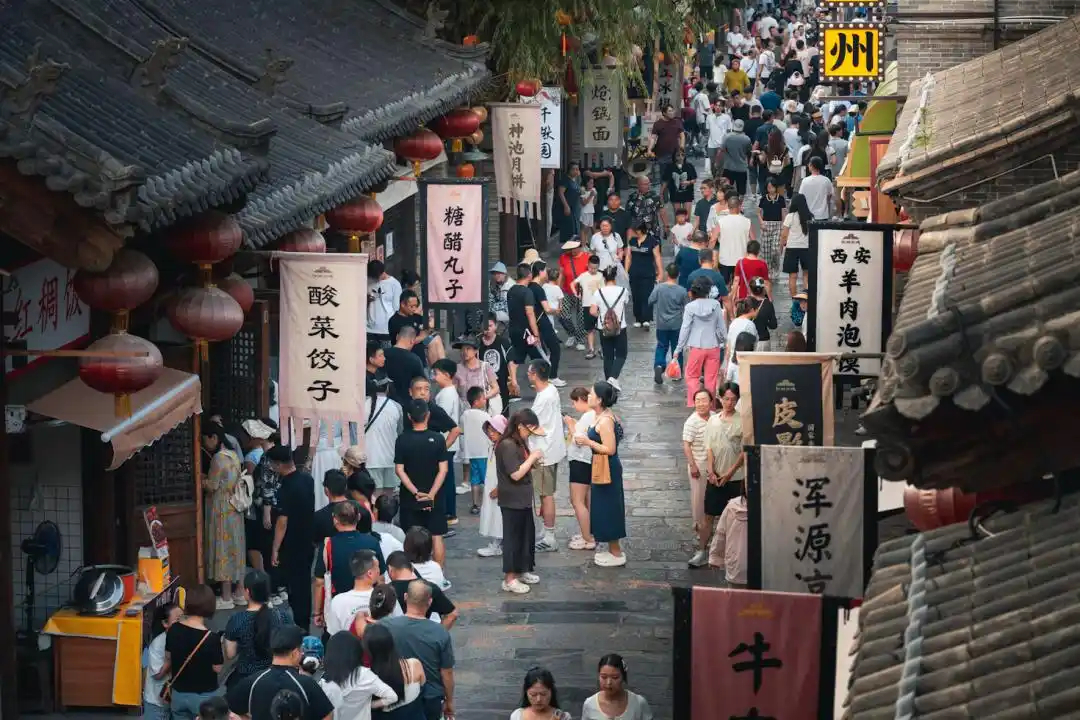 #国庆假期游玩# AI做攻略看似完美，国庆出游却频频翻车，第一批人已被坑惨！一一国庆长假，不少人选择用AI规划行程，结果却踩坑不断。有游客反映，AI推荐的路线看似详尽，却未考虑节假日人流和路况，车程从50分钟变成近两小时。

更糟的是，AI推荐的小众景点人满为患，酒店价格暴涨，汕头民宿从97元涨 ​