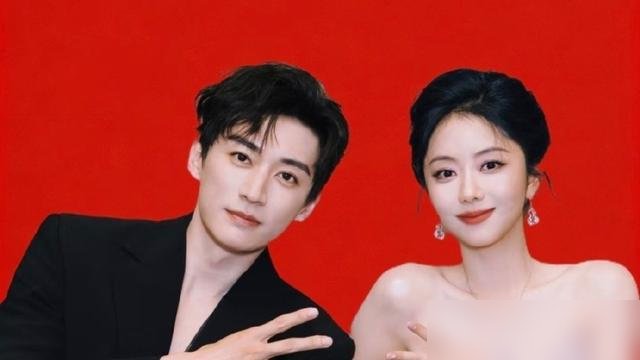 谭松韵36了，还在找对象。
何炅当年给她张罗过，没成。不是看不上，是她那几年冲得太猛，戏约一部接一部，根本没空坐下来吃顿饭。现在《兰香如故》刚收官，她演沈嘉兰从少女熬到80岁，守着林府30年，戏里把一辈子孤独演透了。
戏外呢，跟刘学义花絮里甜得全网催婚。可两人发告别文，一个比一个客气，纯同事。