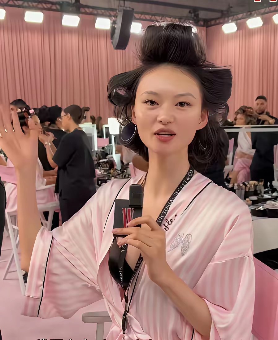 估计何穗要哭晕在厕所里了。2026年维密大秀，贺聪去了，刘雯去了，连曾经在舞台上摔倒过的奚梦瑶也去了。自己要身材有身材，要颜值有颜值，却被维密官方拒了。
​论实力，她比不上刘雯，论热度她比不上奚梦瑶，论颜值，贺聪这几年才是西方偏爱的东方面孔。
​说到底，她各方面条件都一般，这几年的重心 ​