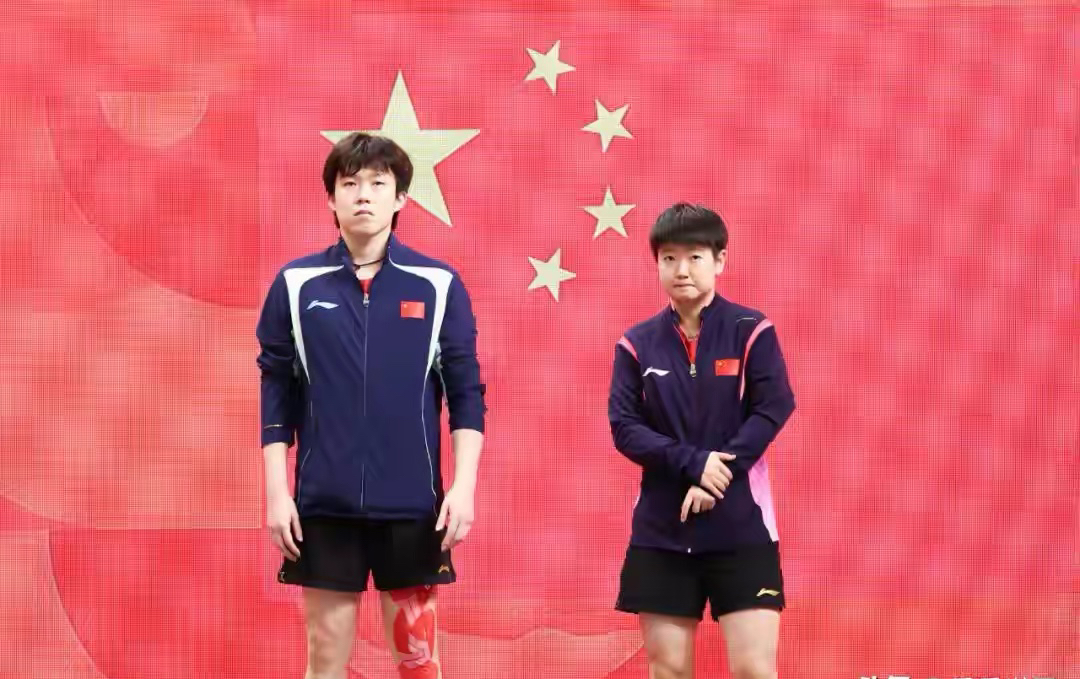 国乒队内巅峰对决！栋曼组合4比0拿下金牌，包揽亚运混双金银牌

9月26日，名古屋亚运会乒乓球混双决赛上演了一场特殊的较量，决赛席位被两对中国选手包揽，变成国乒队内的巅峰对抗。新生代组合林诗栋、蒯曼状态火热，最终以4比0击败卫冕冠军王楚钦、孙颖莎，拿下两人职业生涯首枚亚运会混双金牌。虽然莎头组合遗憾
