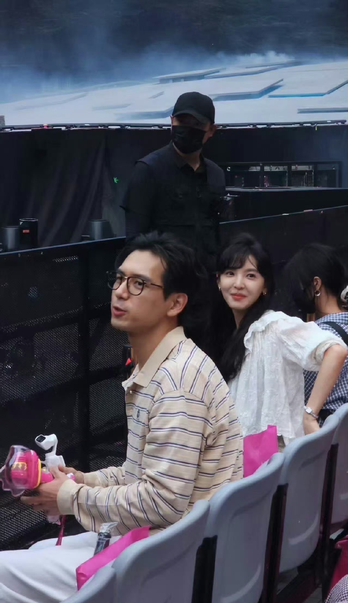 章若楠好美啊 女孩又去看演唱会啦
近日汪苏泷北京鸟巢巡回演唱会现场星光满满，众多网友偶遇李现、章若楠、徐志胜同排看演出，相关话题火速冲上热搜，引发全网热议。
 
这场演唱会是汪苏泷的里程碑场次，现场氛围热烈，舞台诚意满满。而观众席的明星同框，也成为当晚最大惊喜。李现