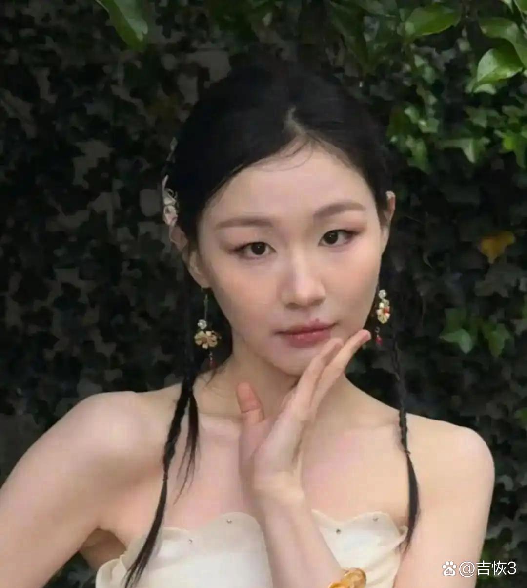 你发现没，现在混娱乐圈，人人都端着个完美人设，说话办事处处小心，生怕哪句话说错就翻车。可金靖偏偏反着来，逮着谁都能开两句玩笑，关键还让人生不起气来。
 
我看综艺的时候就被她惊到了。当着迪丽热巴的面，她张口就来一句&