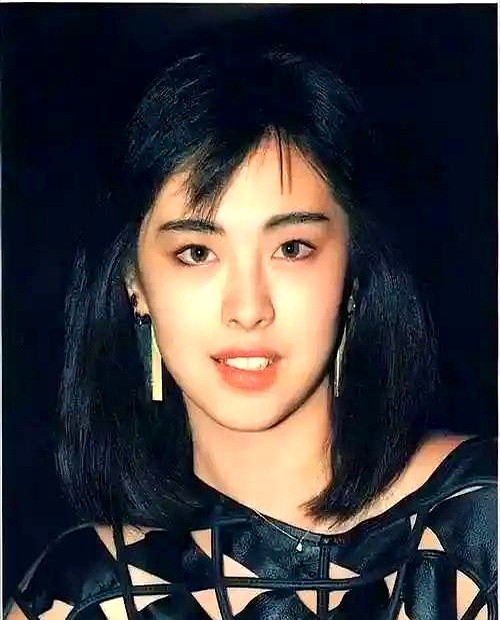 王祖贤消失22年后突然露面，一句话撕碎了看客们脑补的苦情戏。

她对着镜头直接挑明，外头传的情伤退圈，不过是别人瞎编的剧本。28岁刚拍完青蛇，她就厌倦了日夜颠倒的连轴转，开始盘算怎么抽身。

从小就烦透了剧组生活。把你关在片场，门一推开，全是虚头巴脑的名利场。她根本不稀罕这些，早把剧本一扔，头也不回