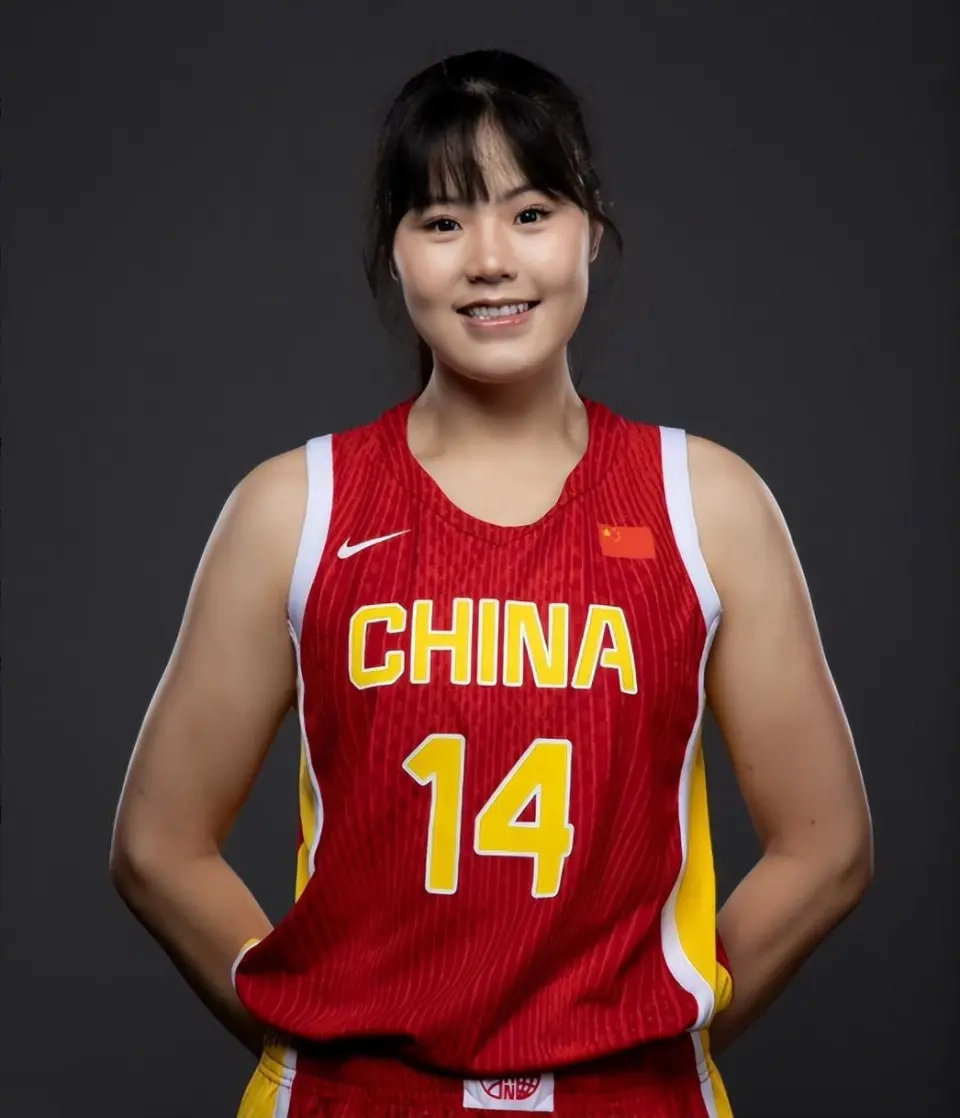 #中国女篮世界杯名单出炉#2026年国际篮联女篮世界杯将于9月4日开赛。中国女篮将在小组赛中分别迎战美国女篮、捷克女篮和意大利女篮。中国女篮参加本次比赛的12名运动员为：陈明伶、陈玉婕、韩旭、贾赛琪、李缘、罗欣棫、孙宇、唐子婷、王思雨、杨舒予、张曼曼、张子宇。 ​