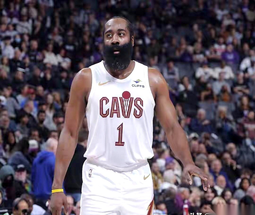 “没体力了！”哈登死死盯着计时器，喘着粗气，第四节最后几分钟，他真的跑...