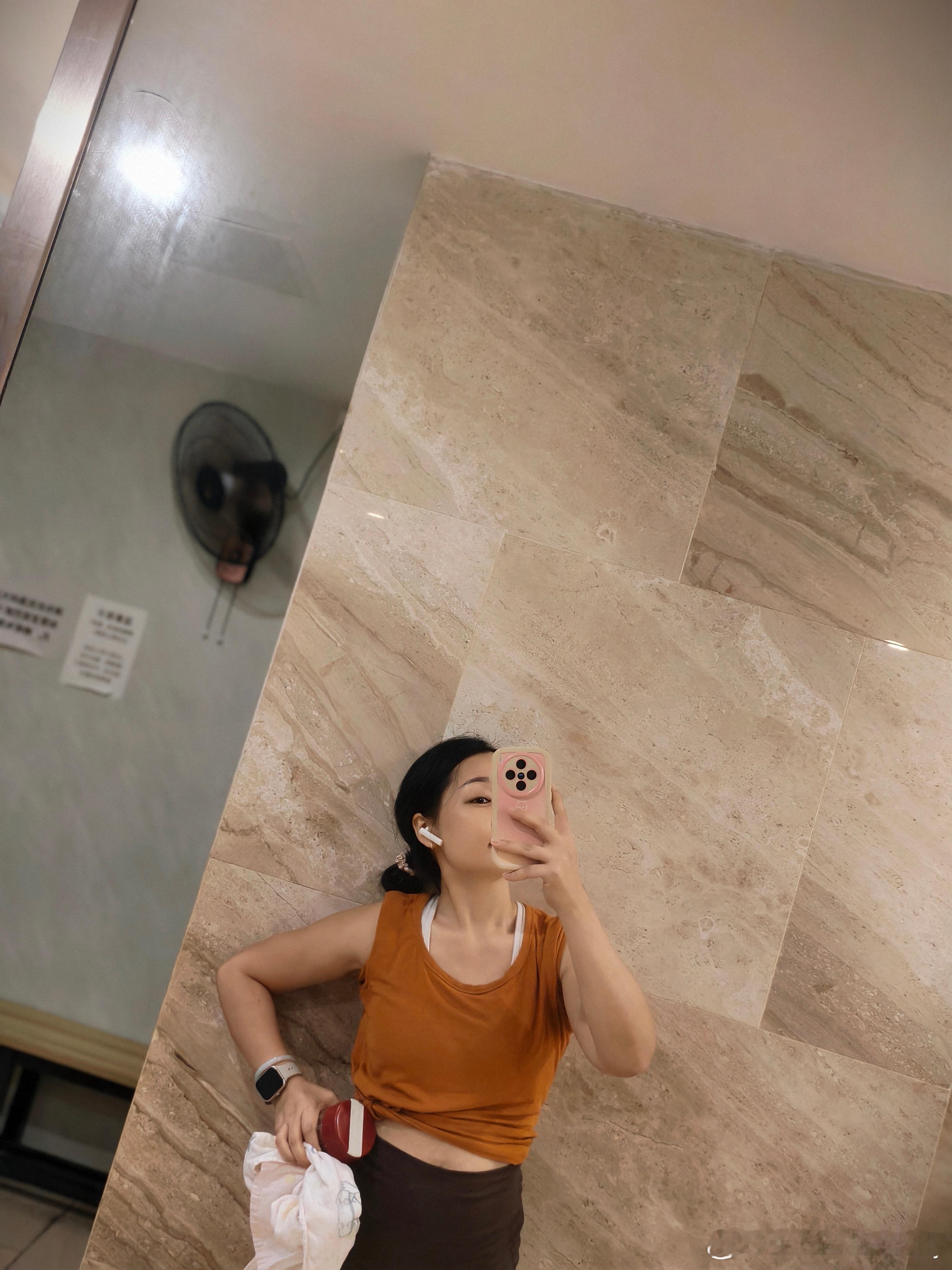#运动就是坚持##运动打卡第42天# 

嘻嘻嘻嘻嘻嘻，今天运动了，我又🈵足了~

中年人的生活要正确✅且有趣，把日子过好其实是一种能力啊。

#广东校服让家长省了5.8个亿#大广东的校服都是自己外面买的哈，最便宜的一条夏裤好像是25元吧。

当价格回归透明、选择回归自由、质量守住底线，每个孩子都能 ​