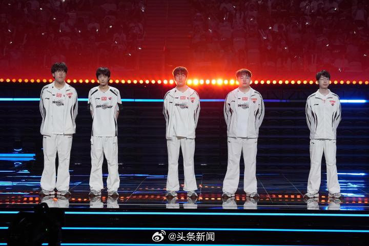 #AL队史首次夺得LPL联赛冠军#

AL真的创造奇迹了！决赛3-1拿下BLG，队史第一次捧起银龙杯。

之前胜者组被BLG零封掉到败者组，一路杀回来完成复仇。

Tarzan拿到FMVP，三千多天的职业生涯终于拿下联赛冠军，Hope最后一局直接拿下五杀收尾，看得人浑身起鸡皮疙瘩。

- ​