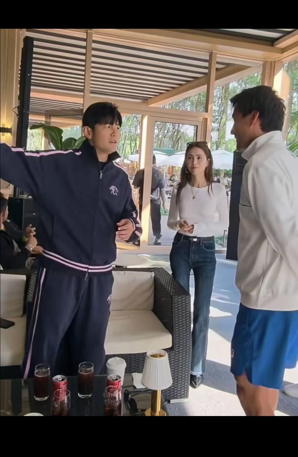 昆凌连生了三个娃，腰身还能细得跟没生过一样，这确实让不少天天带娃熬出黑眼圈的宝妈看着心里犯嘀咕。
普通人怀一胎，肚皮松弛、胯骨变宽、脱发加水肿，基本上能占个遍，能把肚腩收回去都算底子好。
可人家连生三个，穿贴身裙子连一丝赘肉都找不着，骨架一点没见松散，整个人依旧轻飘飘的。
很多人纳闷，难道有钱