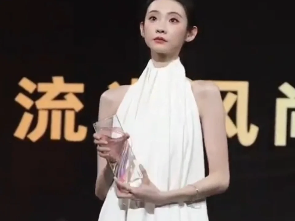 墙角开了一朵小花#张艺凡