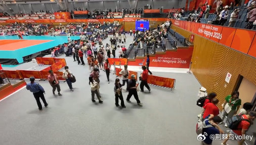 哈哈，看到外网信息：

日本女排亚运会拿到亚军，球迷高喊：换教练！费尔哈特下课！大批日本现场球迷在终场哨响的时候迅速离场，没看颁奖典礼。

韩国女排拿到第四名，球迷要求更换主教练：车相铉下课！

印尼女排球迷分成两派：一边要求马科斯下课，一边希望马科斯留任。

#国际排坛动态##亚运会# ​