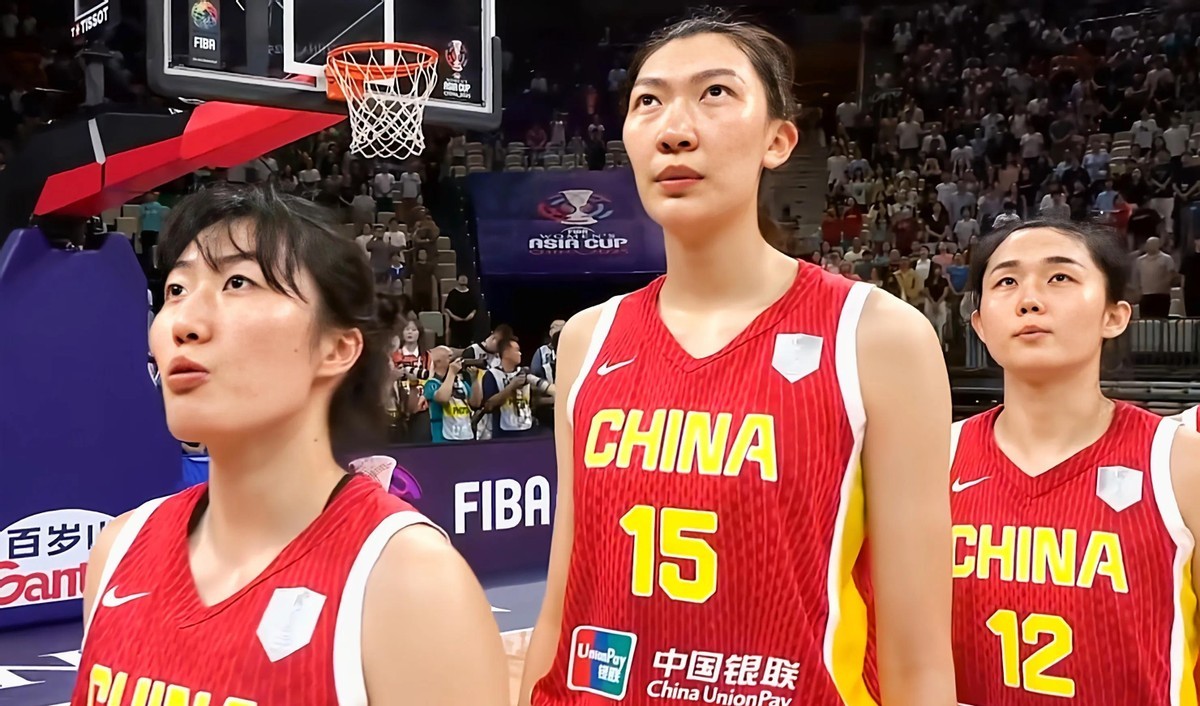 中美女篮大战前瞻！正视差距寻找突破机会

女篮世界杯D组迎来重量级较量，中国女篮对阵卫冕冠军美国女篮。美国队多名WNBA好手坐镇，阵容深度雄厚，虽两大主力缺席，但整体实力依旧顶尖。我方阵容迎来大换血，大批年轻队员登上国际赛场。本场不只是一场较量，更是宝贵的练兵舞台，期待队员减少失误，把 ​