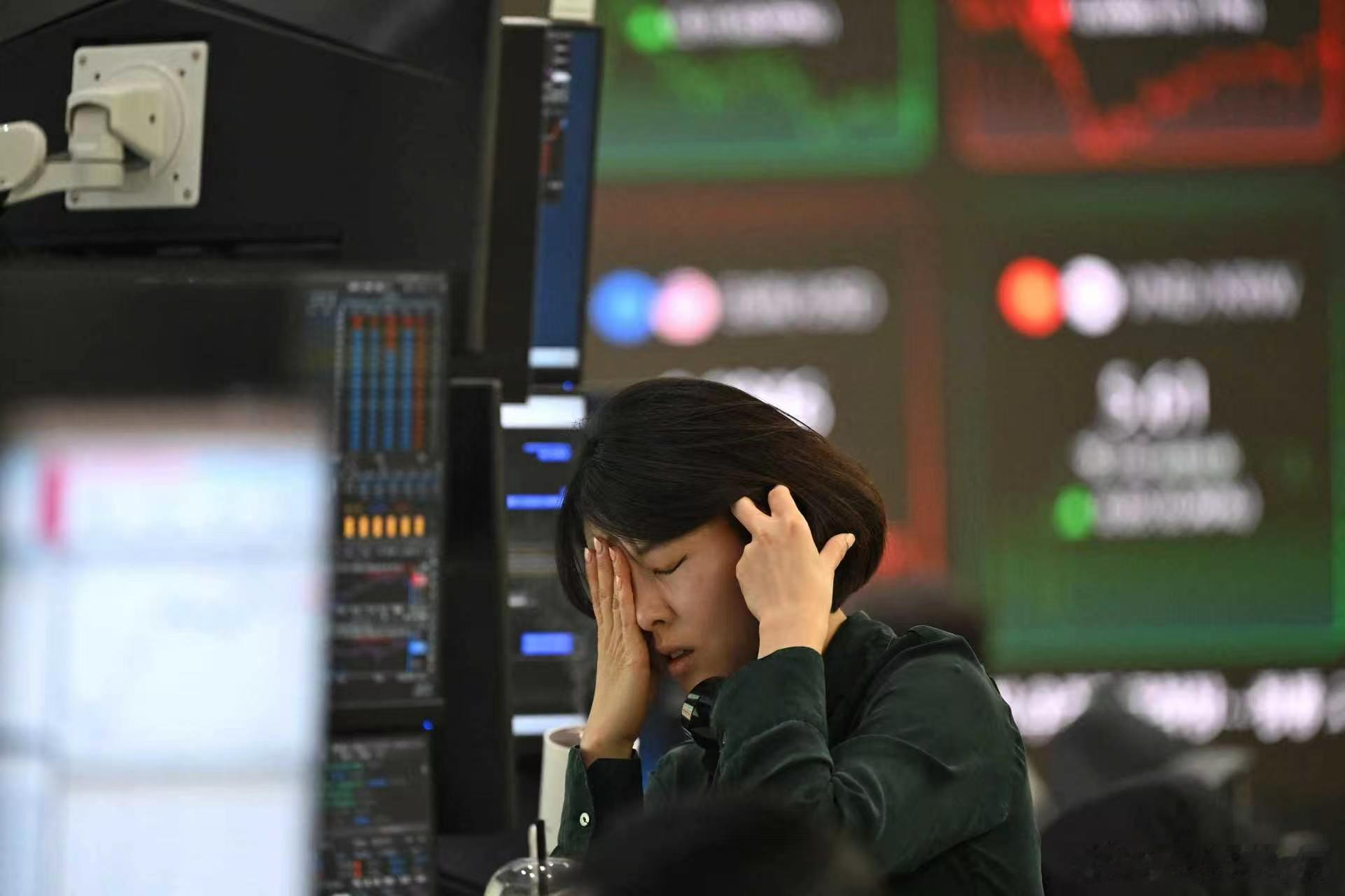 韩国股市正经历一场罕见的三重暴击,熔断、外资出逃、杠杆爆仓。  但是在...