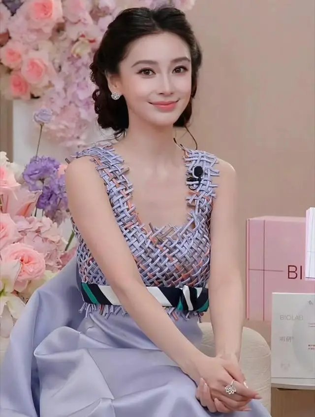 高清放大眼纹法令纹，杨颖37岁直播补上没有关系

Angelababy在直播中坦然面对镜头高清带来的变化，直接分享了自己的真实感受。37岁的她没有掩饰，也没有勉强坚持什么，而是直白地说出眼纹和法令纹的存在让人难以承受。她提到此时此刻心里很想哭，可最终补上“没有关系”四个字，情绪得到了平静。这种表 ​