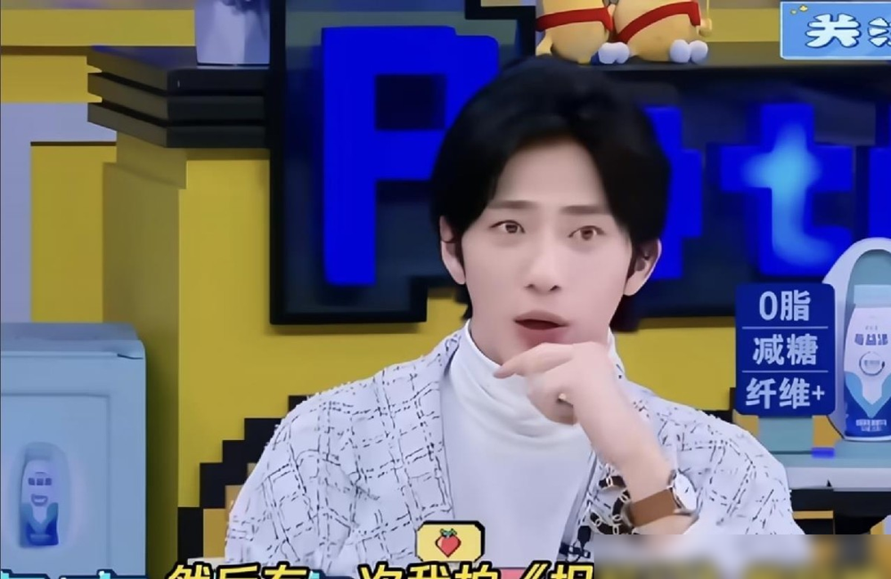 井柏然直接戳破了流传十几年的假身世！
新剧爆火后，网友考古翻出旧传闻，说他出生28天被母亲抛弃，从小打童工养自己。
他直播逐条正面辟谣：妈妈没抛弃他，母子感情一直很好，打童工更是全假的。连整容争议都幽默回应：眼型变了是年纪大皮松，熬夜拍戏熬的，没割双眼皮。
他只求给家人还个清白，呼吁大家别乱传