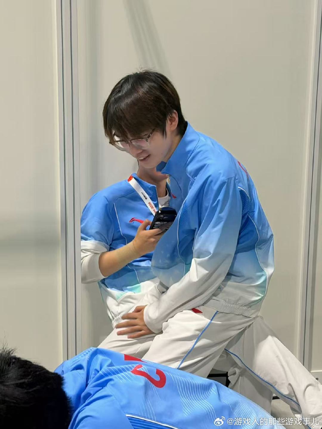 #花花和faker的亚运合影#
亚运赛场珍贵同框定格美好！花花圆梦邂逅偶像Faker，一纸To签、一张合影，是少年最圆满的追星时刻。 ​