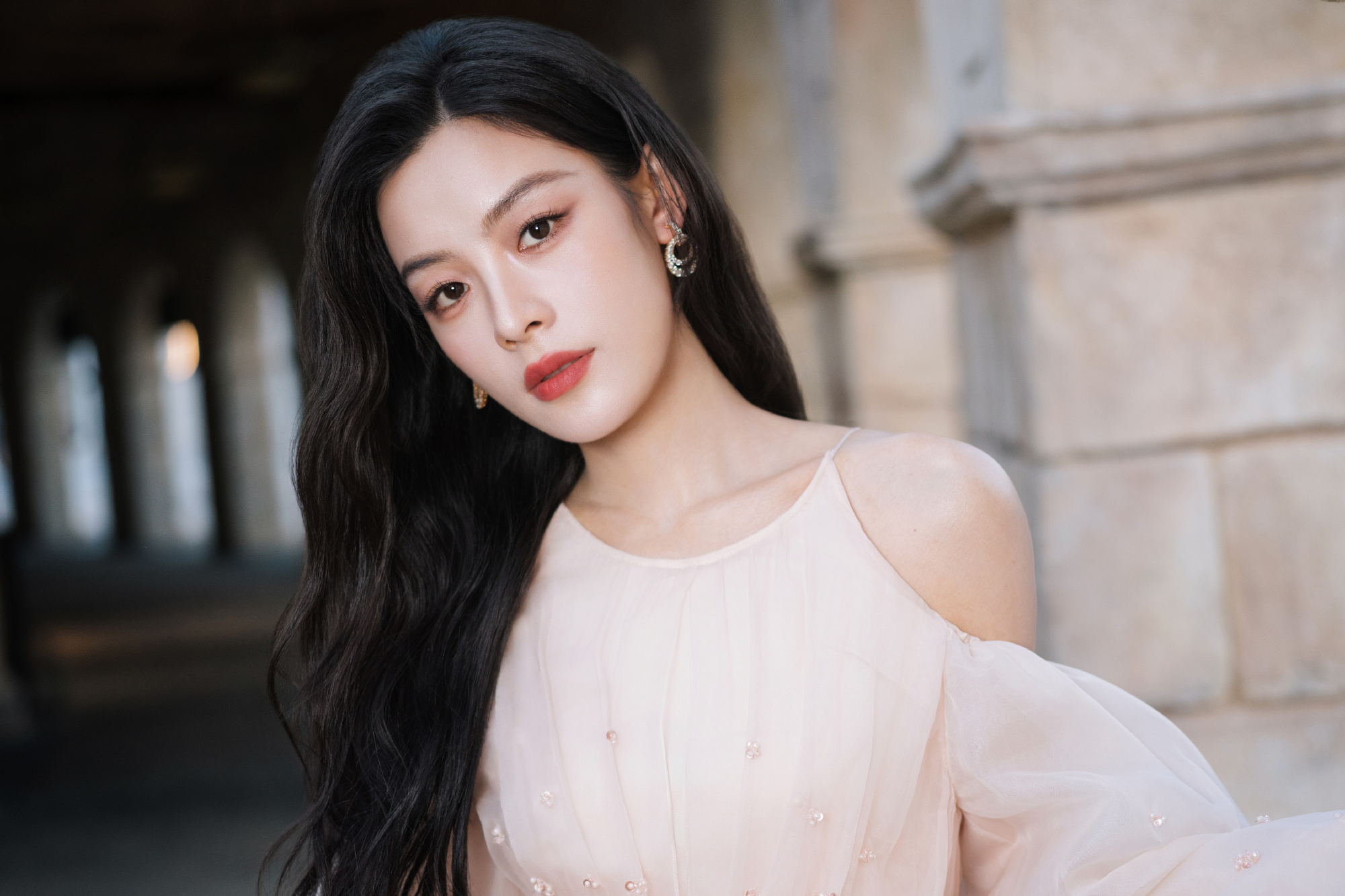 这姑娘好美，背景好有感觉。完全仙女来着