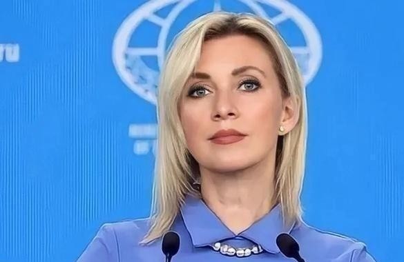 很多人都搞不懂，为什么俄罗斯好像从来不为顶尖光刻机发愁？大家总觉得他们背后藏着什么独门绝技，其实压根不是，他们只是打心底里没这个硬性需求。现在一聊起大国工业博弈，光刻机几乎成了避不开的高频词。

不少人以为这是技术上的深藏不露，实际上纯粹是经济账算不过来的现实选择。

顶级光刻设备动辄上亿美元一台，