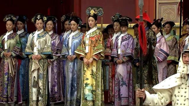 郑晓龙原本没考虑让她演华妃，觉得她气场不足、不够张扬。蒋欣当时就急了，一句台词亮出来，瞬间让导演刮目相看。
最初给她的角色是曹贵人，但她读完剧本就认准了华妃。其他女演员因档期、片酬来来去去，她不等，主动上门争取试戏。被拒绝？那就直接演给你看。
拍摄时，陈建斌调侃她妆容显老，她头也不抬：“为了搭配