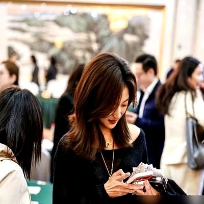 戏拍完了，能这么体面告别角色的年轻演员真不多。

10月14号刚从巴黎飞回来，倒时差没歇，就被拍到一个人在朝阳公园散步。手里还压着三部待播剧，行程密成这样，转头就坐进了角色研讨会。

西装裤配Celine，没换戏服，也没出戏。跟井柏然同台聊“尚之桃”，全程不抢话、不煽情，下班图里黑针织露肩，眼神全是
