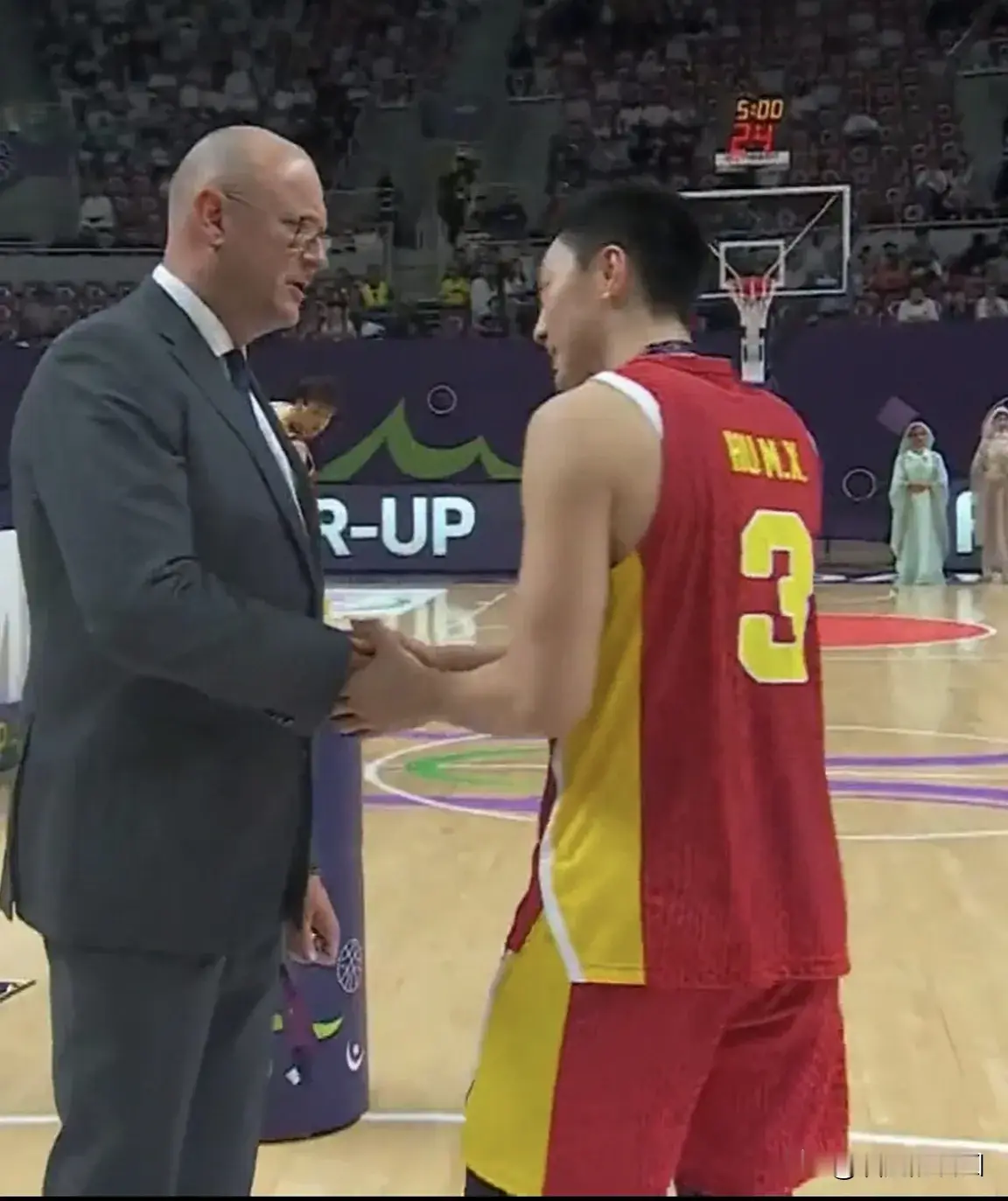 假如，我是说假如， 胡明轩最后一投时，不往后退一步，直接投两分球，结果...