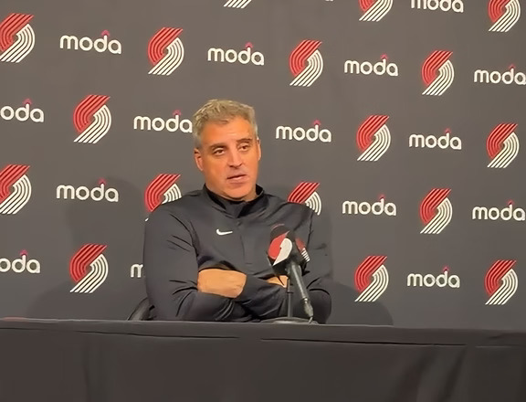 杨瀚森首场征服主帅！肯定防守，直指不满，但定位却有点尴尬！
	
NBA季前赛，开拓者123-118战胜勇士。这场比赛杨瀚森的数据其实是不错的，打满末节出场12分钟，3投2中，罚球2中2，贡献6分2板4助1断，有2次失误，正负值+5。而在赛后，开拓者主帅也提到了杨瀚森，给足肯定。
	
他表示：我们一直强调的，就是防守和退防，我觉得他做得相当不错，他始终把球控制在自己身前，积极逼抢，然后努力回防抢篮板，总体来说，我对瀚森的表现非常满意。这样的话语非常明确了，他认可了杨瀚森全场比赛的发挥。特别是防守端，这场比赛的发挥非常完美。一个选位上，可以限制对手的进攻，也可以对他们进行干扰。还有一个是犯规控制上，上赛季季前赛第一场对阵勇士6个，这场0个，这样的进步就很明显了。
	
当然他也提到了杨瀚森的篮板球，全场比赛他抢下了2个，这样的数据确实差点。这还是因为力量没有明显占据上风，再加上基本上都是给队友卡位，所以看起来比较少，但贡献还是可以的。
除此之外，杨瀚森这场比赛的速度还在提升，挡拆质量也不...