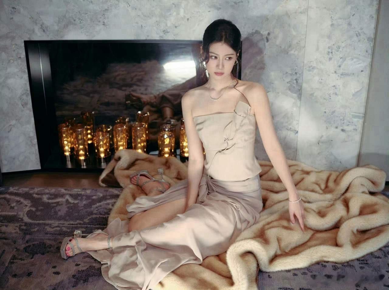 1.杨洋的《凡人修仙传》第二季可能今年年底或明年年初开拍。

2.赵昭仪跟颜安有人撮合过，但两人互相不来电，就作罢了。

3.芒今年的cvb收视有点惨，《兰香如故》出圈后，芒拿了一堆项目找谭松韵挑选合作。

4.奚贵妃老公的项目最近在融资，所以热度又出来了，他家办婚礼确实花了不少钱，但得到的只会 ​