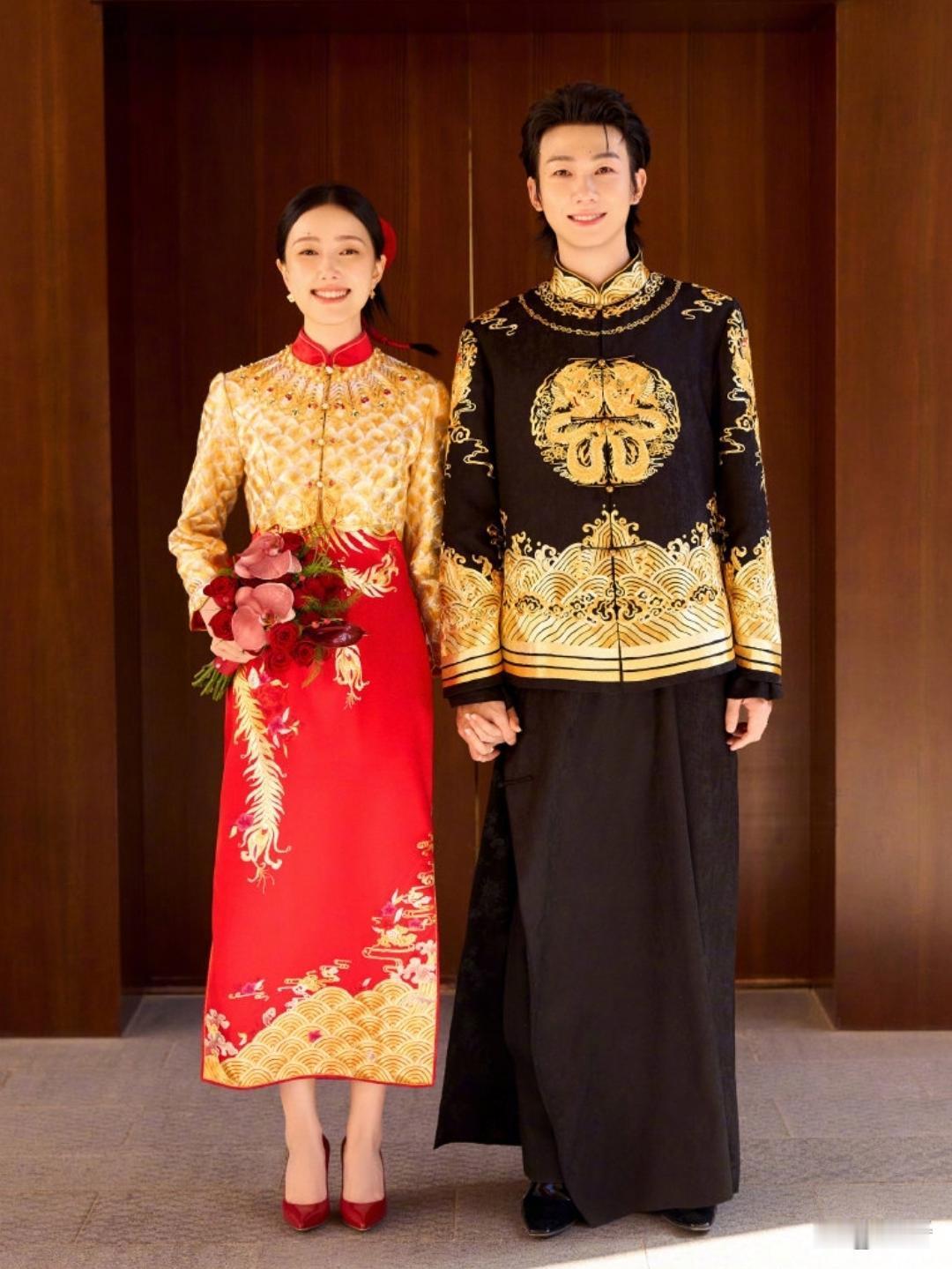 白举纲突然官宣婚礼。
2013届《快乐男声》出道的他，凭借沙哑有质感的嗓音收获不少粉丝。多年来潜心做音乐，风格低调几乎零炒作，很少对外提及私人生活，这次直接放出全套婚礼照片。新娘气质清冷温柔，缎面婚纱与中式礼服两种造型都很出彩。两人旷野、戈壁的婚礼画面氛围感十足，郎才女貌，爱意满满。 ​