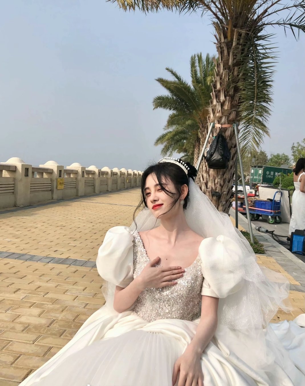 上一次鞠婧祎穿婚纱还是在满月 ​
