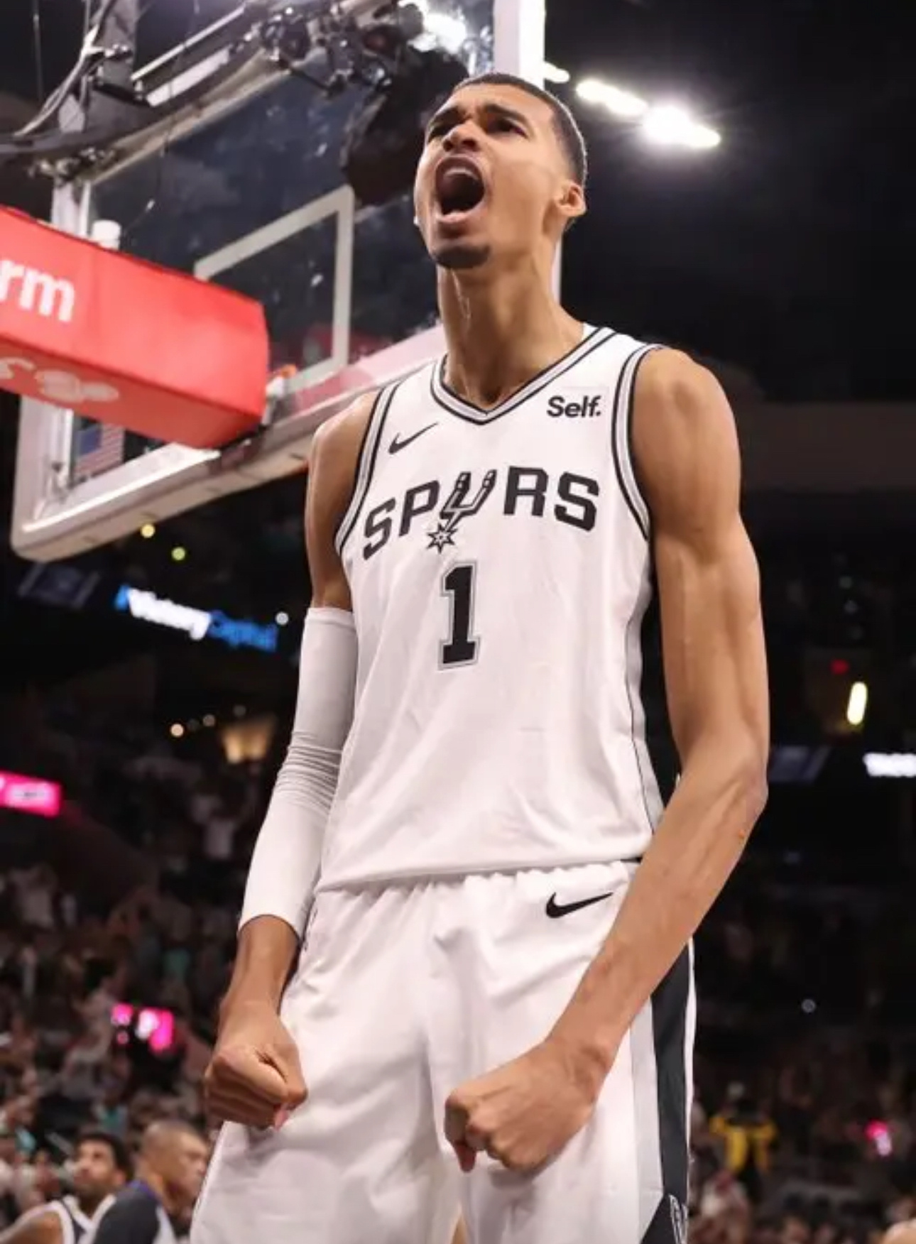 NBA总决赛明天也是要真是开启了 尼克斯和马刺之间的巅峰对抗 而淘汰雷...