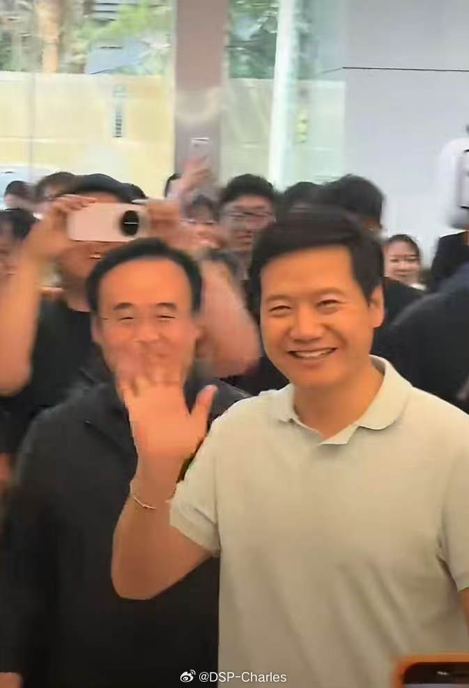 顶流歌手到访B站总部，陈睿亲自迎接[流鼻血]

雷总在现场还跟好几个up主聊了几句，柴西想开着澎程去观鸟，但因为试驾太火爆了到现在还没排上队。还有的说澎程的大空间对于宠物很友好，对于他们来说是刚需。

这些以前并未被其他车企发掘的使用场景，同时被澎程所满足，小米在产品定义这一块你不得不服 ​