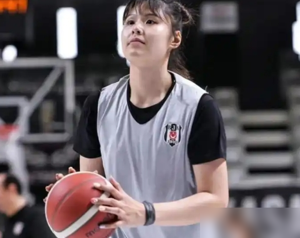 李月汝回山西了，广东女篮彻底没戏。
上赛季总决赛2比3输四川，山西就差最后一口气，内线关键时刻没人能硬解。现在直接空降一个世界级中锋，低位单打、策应、护筐全给你补上，还搭了国手后卫王佳琦和张芷婷。
更狠的是李月汝的行程：先打WCBA常规赛第一阶段，12月18日飞美国打三人联赛，那边完事再飞回来接