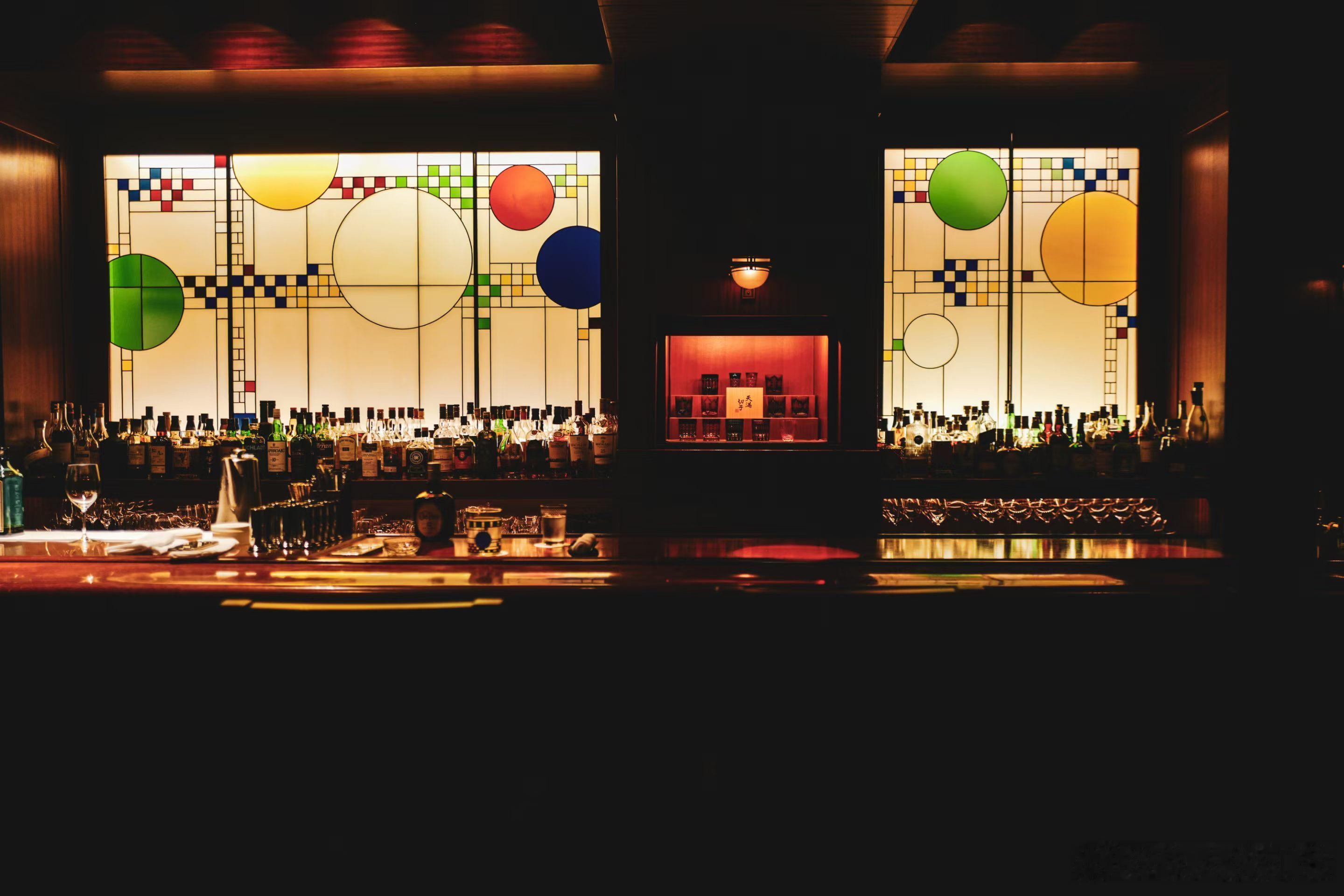 大阪帝国饭店也有一间Old Imperial Bar，跟东京同名。大阪店里有许多东京帝国饭店拿赖特馆拆除时保留下来的材料，比如墙面，壁砖。酒吧里最显眼的背景玻璃也是复刻了赖特馆的玻璃窗。这间酒吧不是复刻整栋建筑，是提取赖特的精神符号，把消失的东京赖特馆的精华浓缩在一个酒吧里。酒吧有延续东京的酒单，也有自制的酒单，试了大阪帝国饭店的30周年鸡尾酒，口味偏甜。又点了一杯尼格罗尼，倒是不错，价格比东京实惠很多，饭后小酌合适的很。菊姐的旅行日本旅行