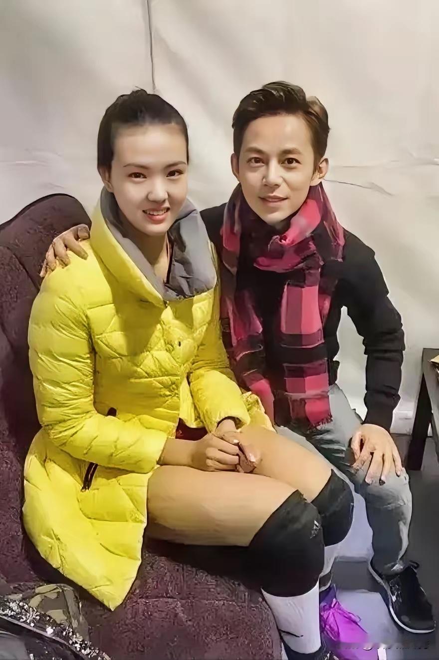 何炅搂肩合照名场面！二人相差21岁，气质格外契合，一个细节被网友热议

一张活动合照流传网络，何炅轻轻搂着对方肩膀，两人同框氛围感十分舒服，稳重与温柔相互映衬，不少网友直言气质意外很搭。镜头下还出现有趣小细节，何炅双腿纤细，对比之下反差感十足，被很多网友拿来调侃。

两人年龄整整相差21岁，阅历完全
