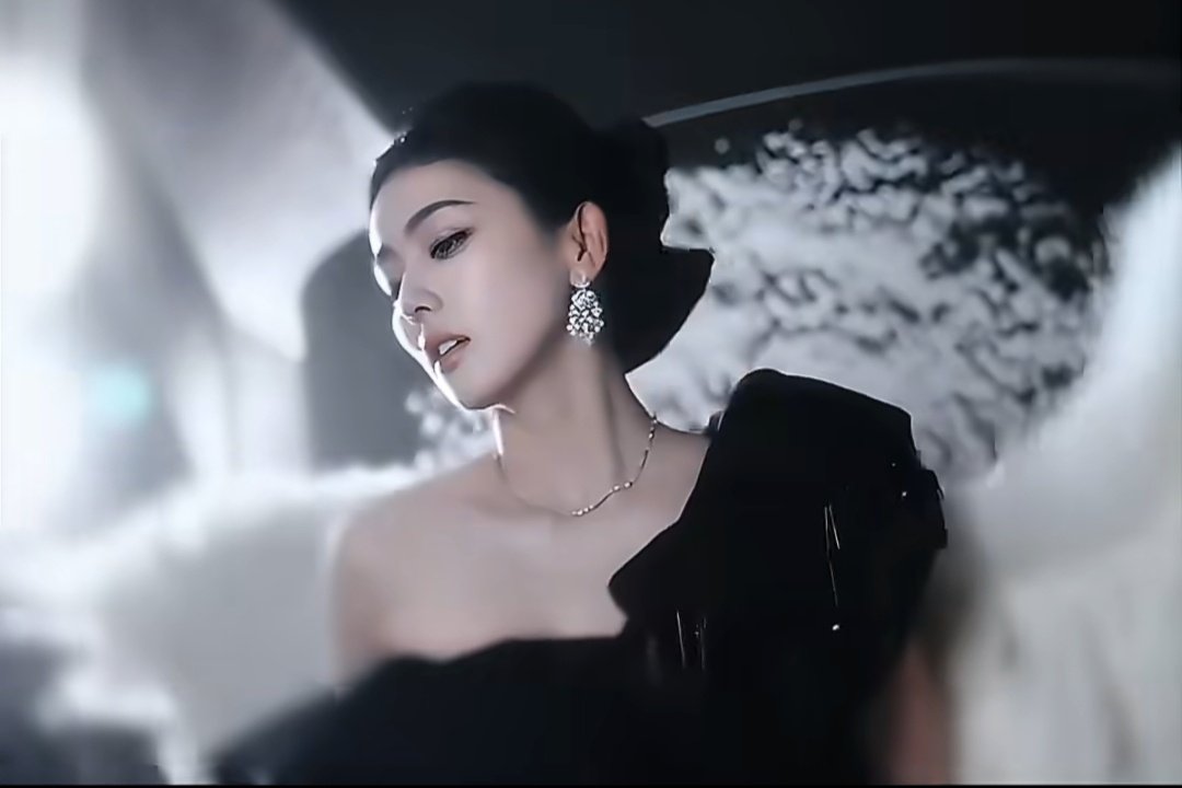 #菠萝原图供应站[超话]# 
白鹿工作是自截
赞评拿 ​ ​