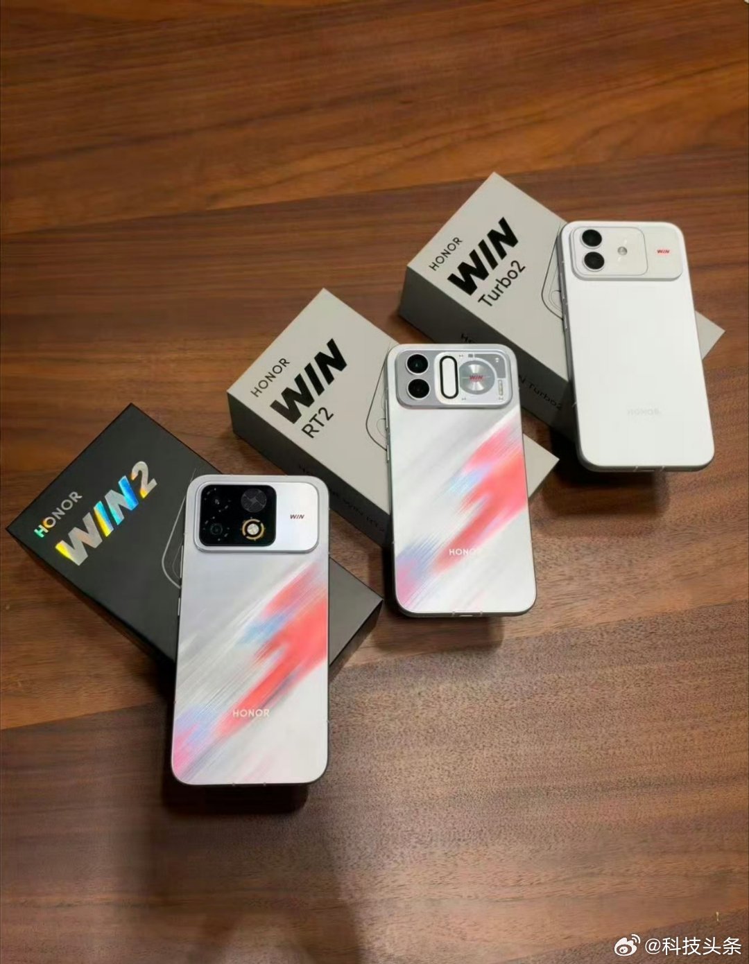 WIN2是卷王
Tubro2杀招
#荣耀WIN2#这波自然热搜，有点东西。
狠角色。 

网图，网图，网图！
Turbo2配置有点意思，但没摸过，预测探3K。 ​