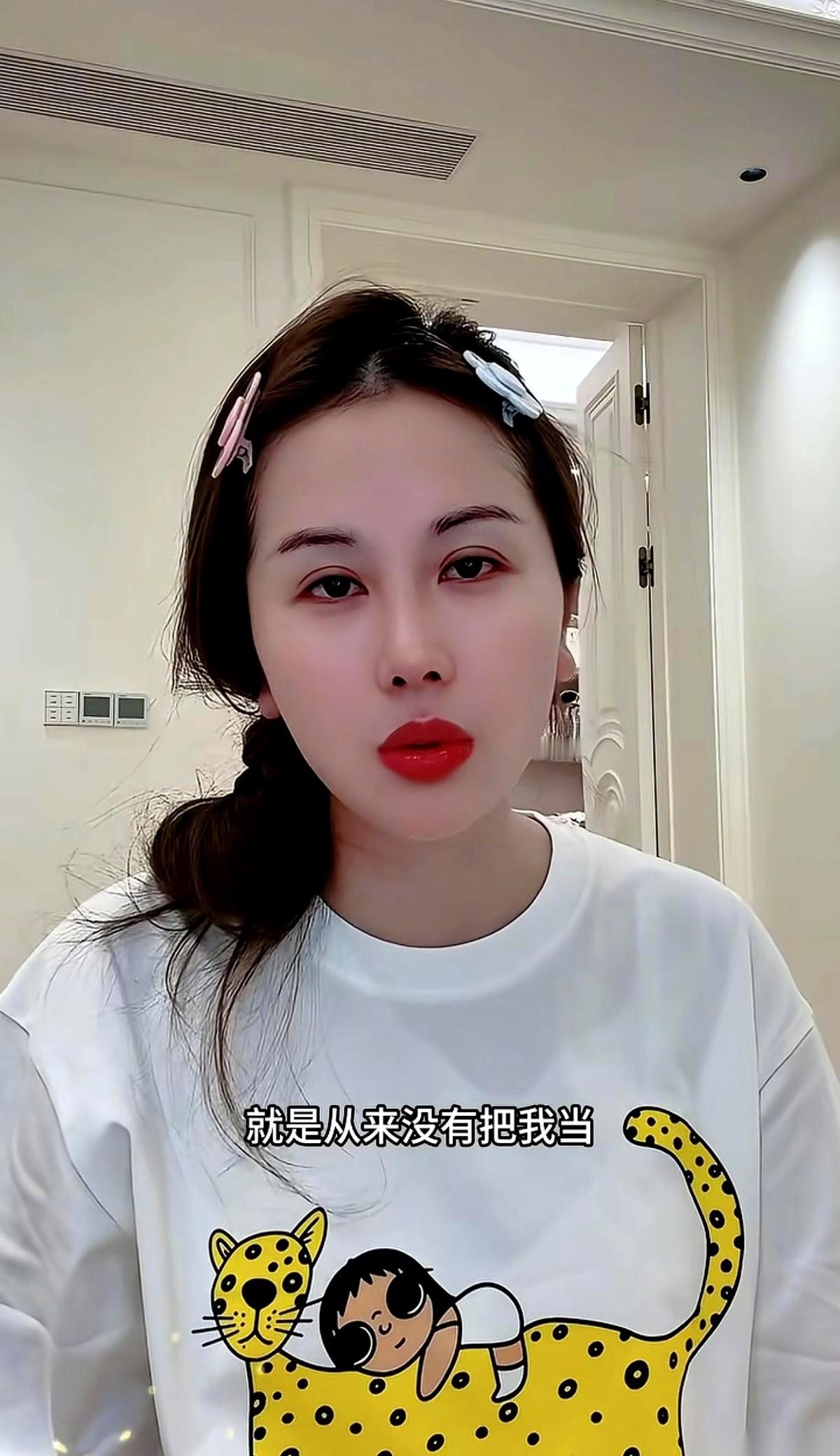 网红宋玉希在直播间的光影里，把原生家庭的底牌抖了个干净。
“父母重男轻女，亲爹的电话我都没有，娘家更是没我一张床。”镜头前，她吐出这句话，并甩出一条更硬的底线：亲弟弟早就把她的联系方式全网拉黑了。
没等直播间的弹幕刷满屏，弟弟的账号直接在评论区里冒了头，迎着网友的质问敲下一行字：“老家一共就两间房！