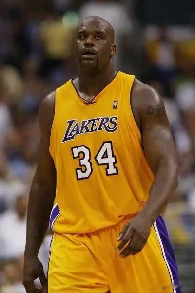 21世纪以来NBA十大中锋！大家觉得谁还可以上榜？

1. 奥尼尔：21世纪初内线绝对霸主，湖人三连冠核心，身体力量碾压时代，低位强攻无人可挡，催生砍鲨战术，短板是罚球与横移速度，是传统重型中锋的天花板。

2. 约基奇：重新定义现代中锋，球商历史顶级，低位、三分、组织一手包办，三届MVP，带队拿下