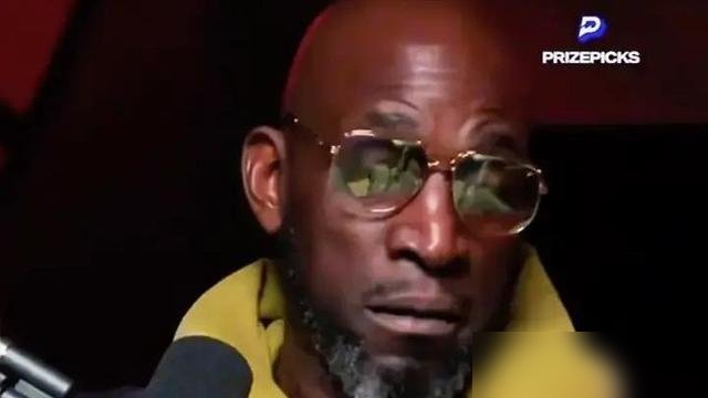 季前赛打个篮网，恩比德上了，6分，8个失误。加内特直接在播客里开喷：76人早就是马克西的球队了，跟你没关系。
话难听，但数据摆在那。上赛季膝盖手术，歇到现在，球队给的方案是“一天一天来”。背靠背？想都别想。医疗组盯着，纳斯也不敢用。说白了，这就是个玻璃人拿着顶薪，球队围着他转，结果一年打不了几场完