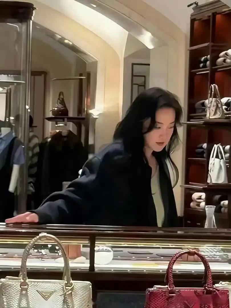 贾玲现在已经完全是另外的人了，现在好高冷 ​