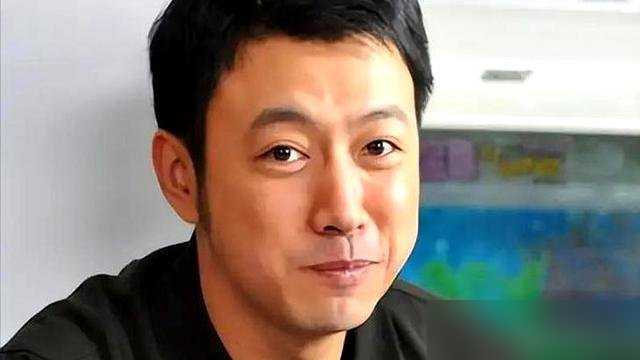嫌戏份少、片酬低，凌潇肃扭头就走了。那是2008年，《潜伏》筹备，姜伟导演本想借姚晨的关系，拉她老公来演情报贩子谢若林。结果凌潇肃看不上，嫌是配角，钱也少，直接拒了。姜伟正抓瞎呢，邻居刘畅塞过来一个学生，叫曹炳琨。
这人当时快吃不上饭了，窝在网吧当代练。去试镜，一见孙红雷和导演，紧张得舌头打颤，说